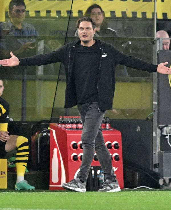 Edin Terzic gestikuliert beim Spiel des BVB gegen Heidenheim an der Seitenlinie.