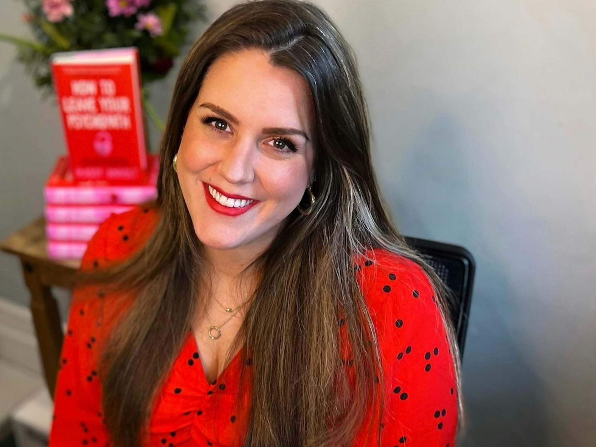 Maddy Anholt lächelt auf einem Foto.