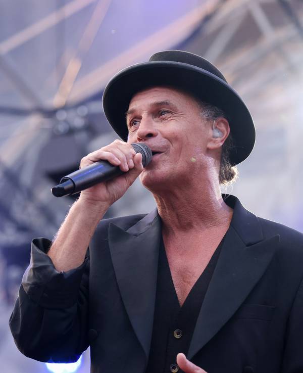Peter Brings singt auf der Bühne