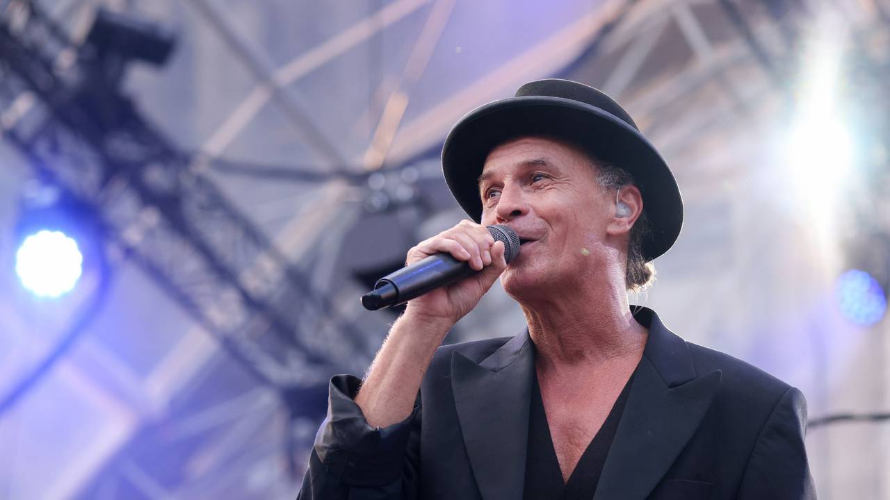 Peter Brings singt auf der Bühne