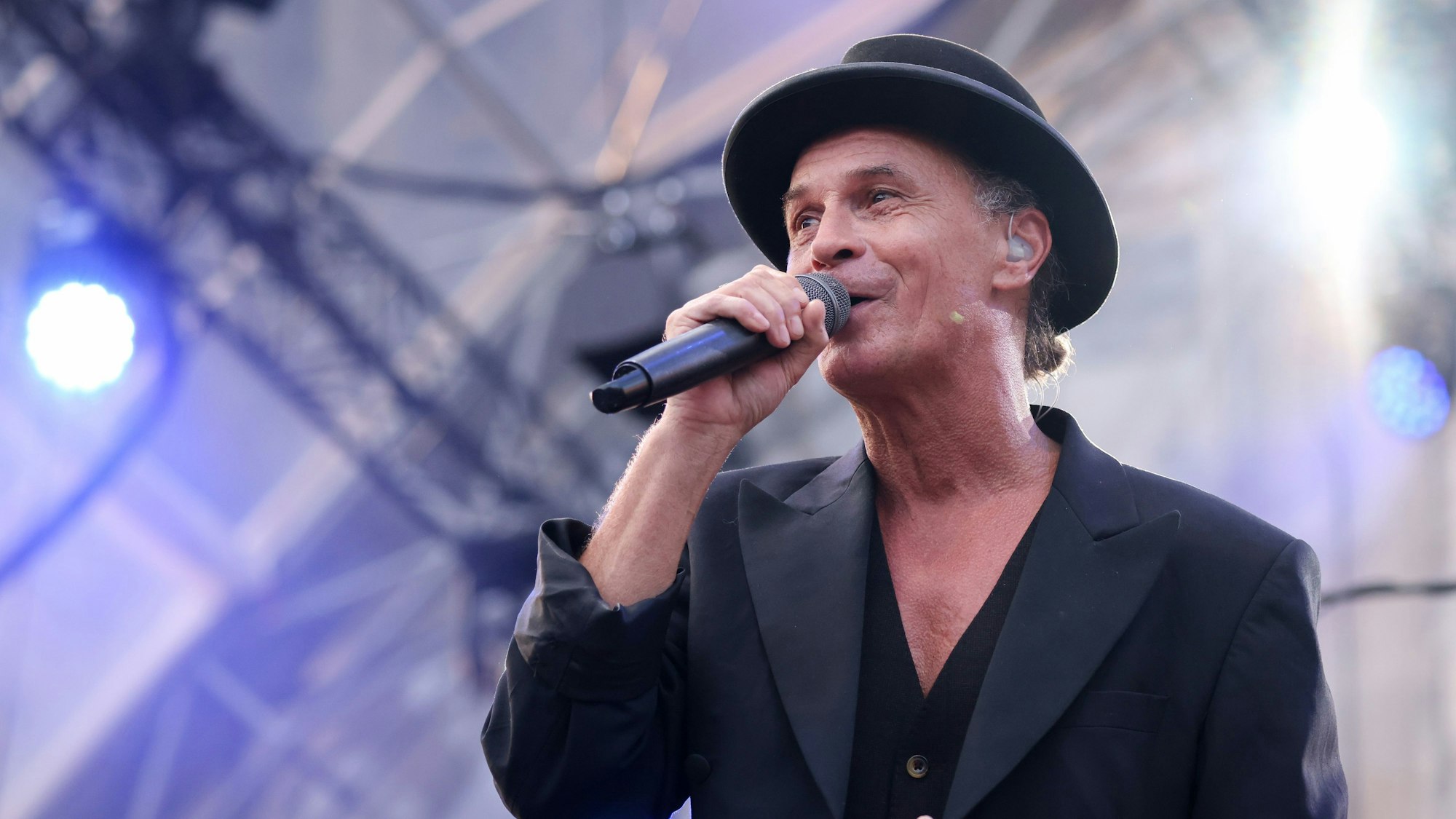 Peter Brings singt auf der Bühne