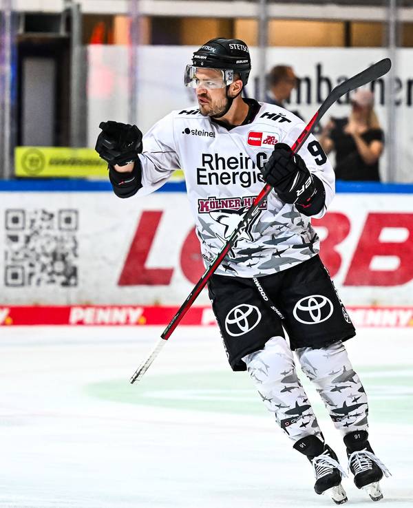 Haie-Kapitän Moritz Müller bejubelt im Testspiel gegen die Iserlohn Roosters (8. September 2023) ein Tor.
