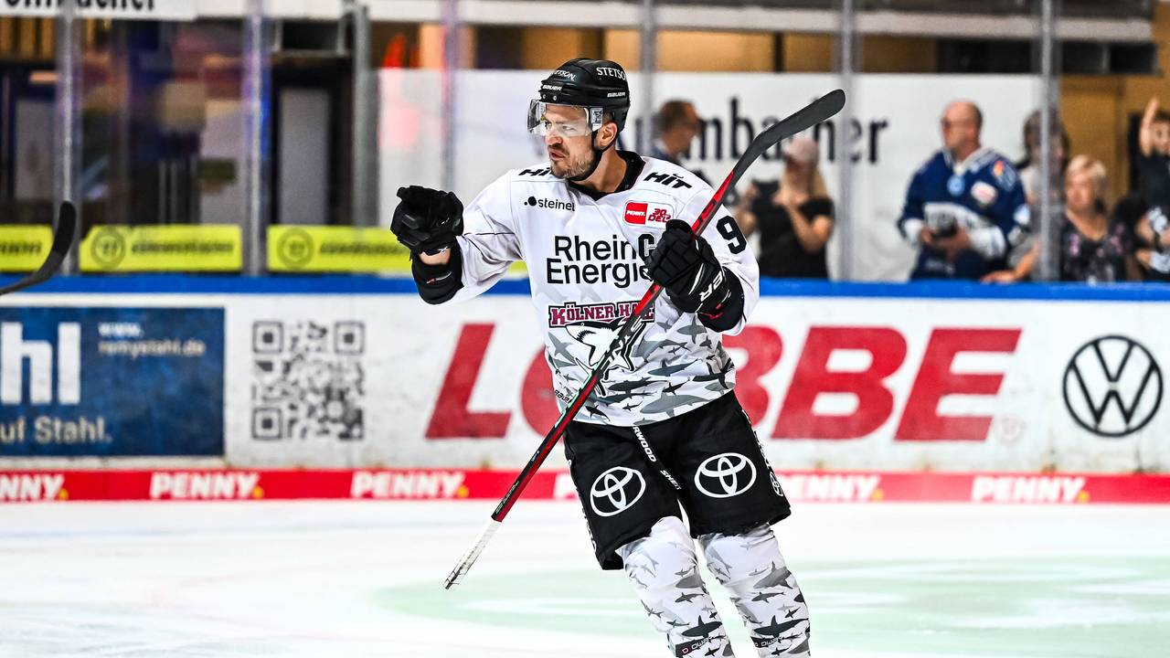 Haie-Kapitän Moritz Müller bejubelt im Testspiel gegen die Iserlohn Roosters (8. September 2023) ein Tor.