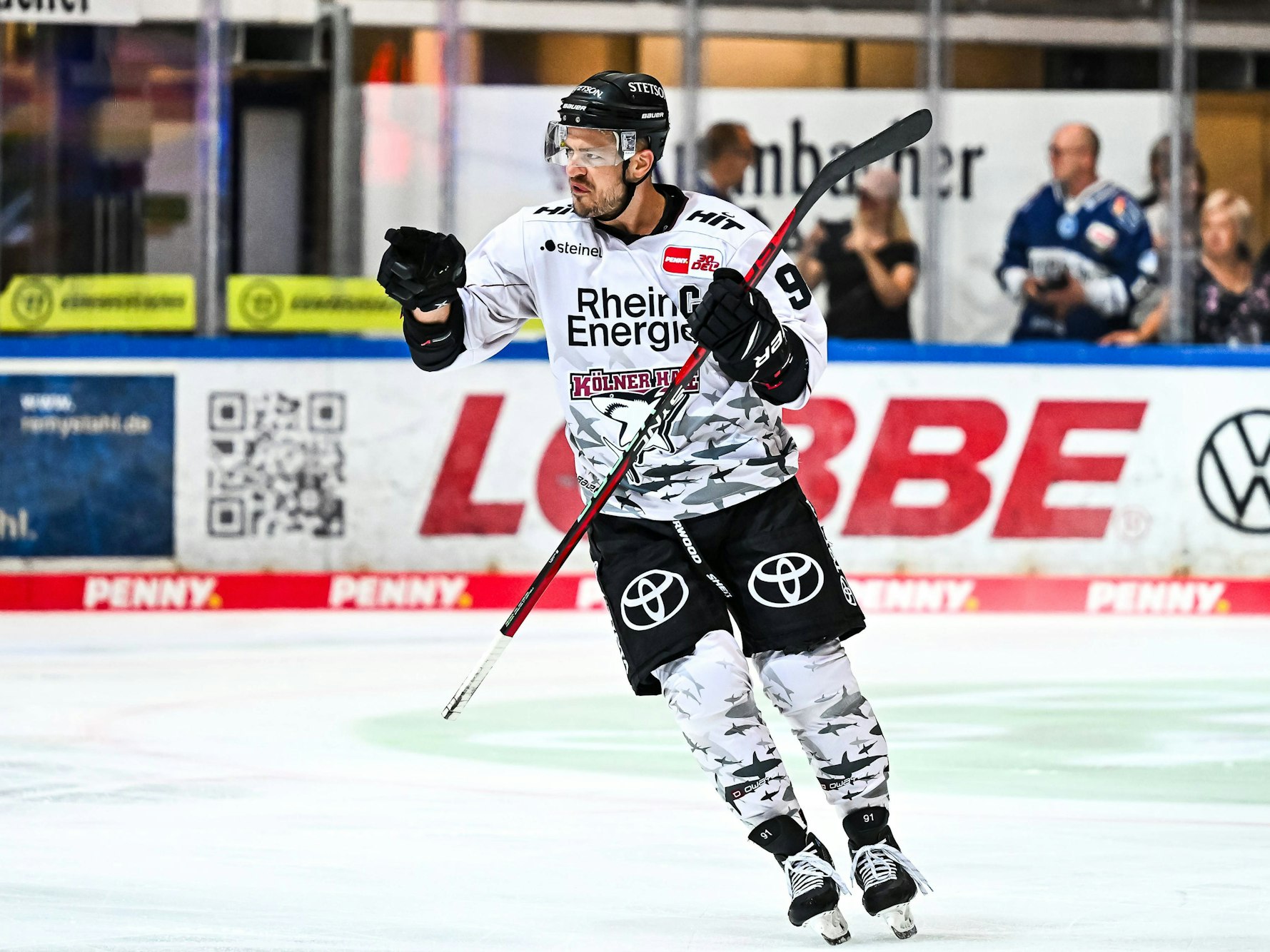 Haie-Kapitän Moritz Müller bejubelt im Testspiel gegen die Iserlohn Roosters (8. September 2023) ein Tor.