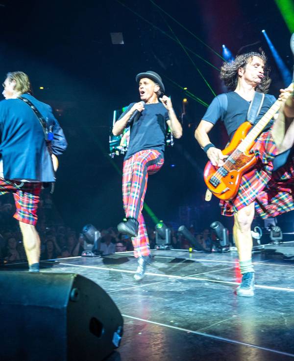 Die Band Brings tanzt auf der Bühne bei einem Konzert in der Kölner Lanxess-Arena.