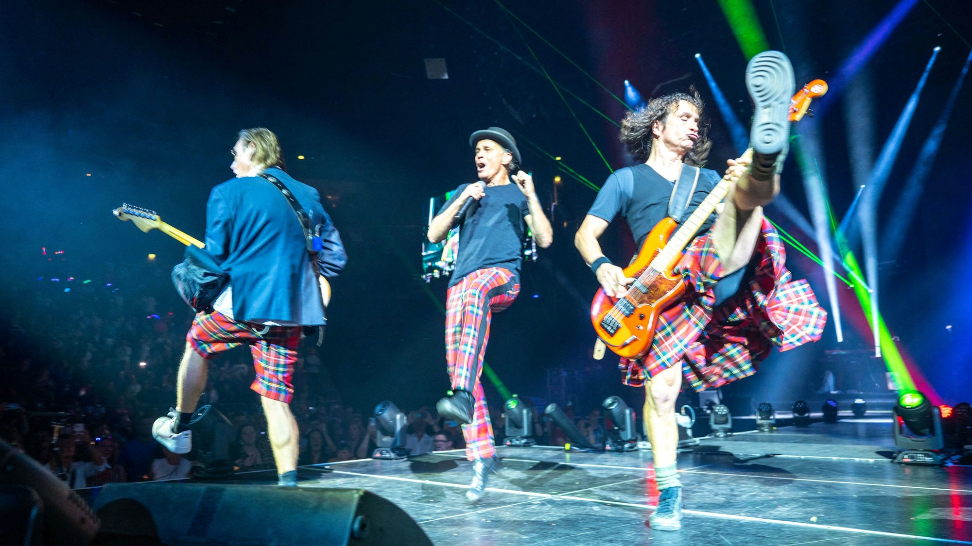 Die Band Brings tanzt auf der Bühne bei einem Konzert in der Kölner Lanxess-Arena.