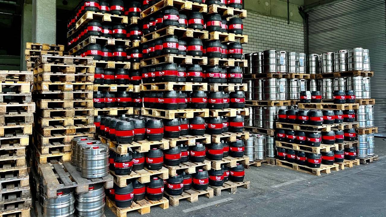 Vor der Lanxess-Arena stehen Hunderte Kölsch-Fässer bereit.