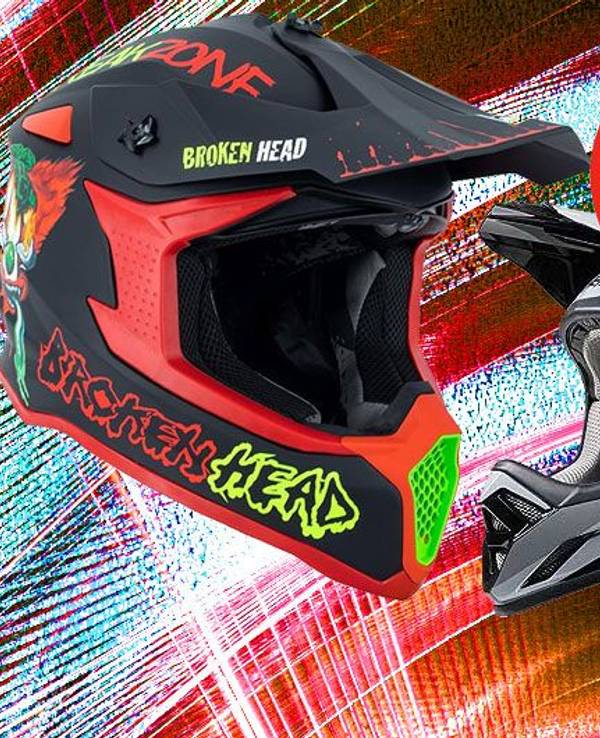 Auf dem Bild sind zwei Motocross Helme abgebildet.