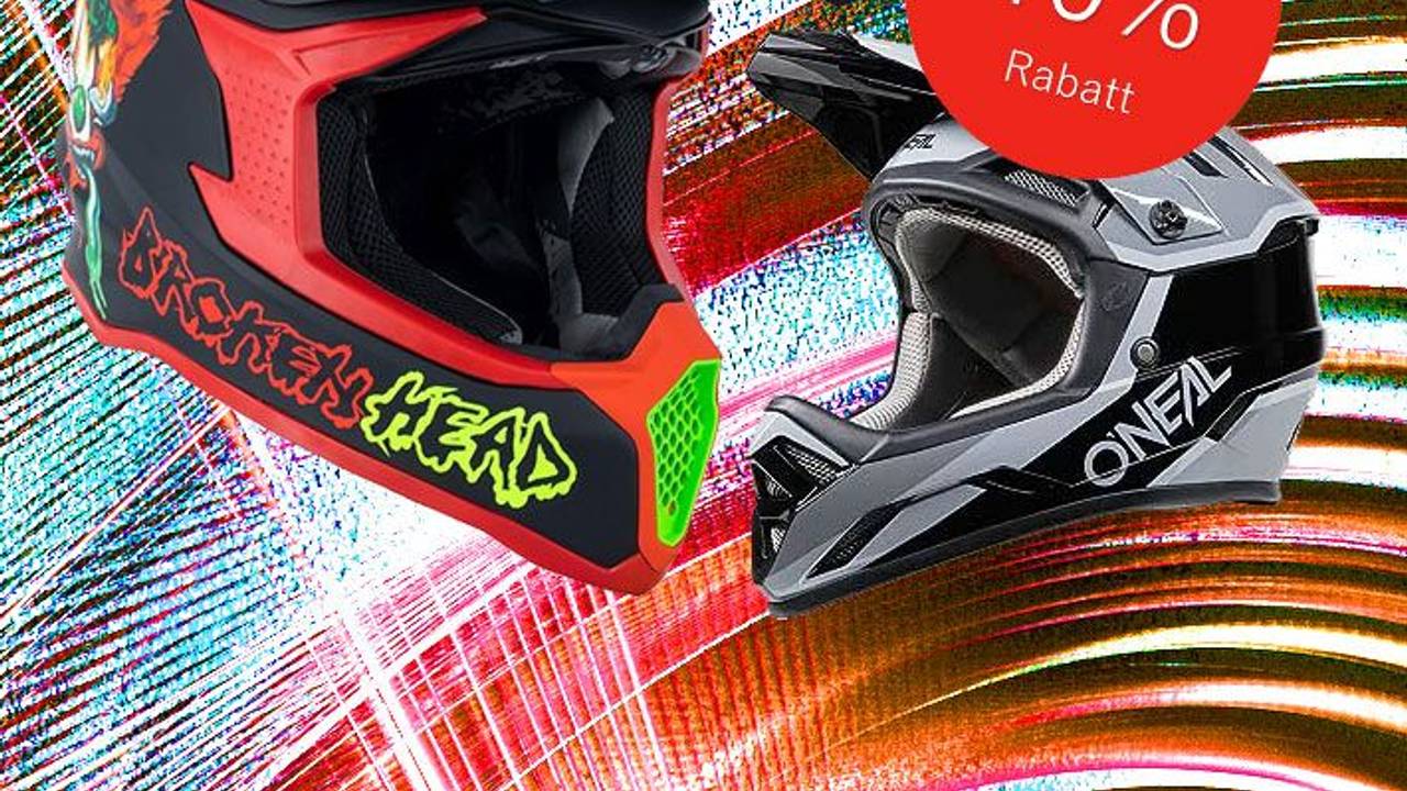 Auf dem Bild sind zwei Motocross Helme abgebildet.