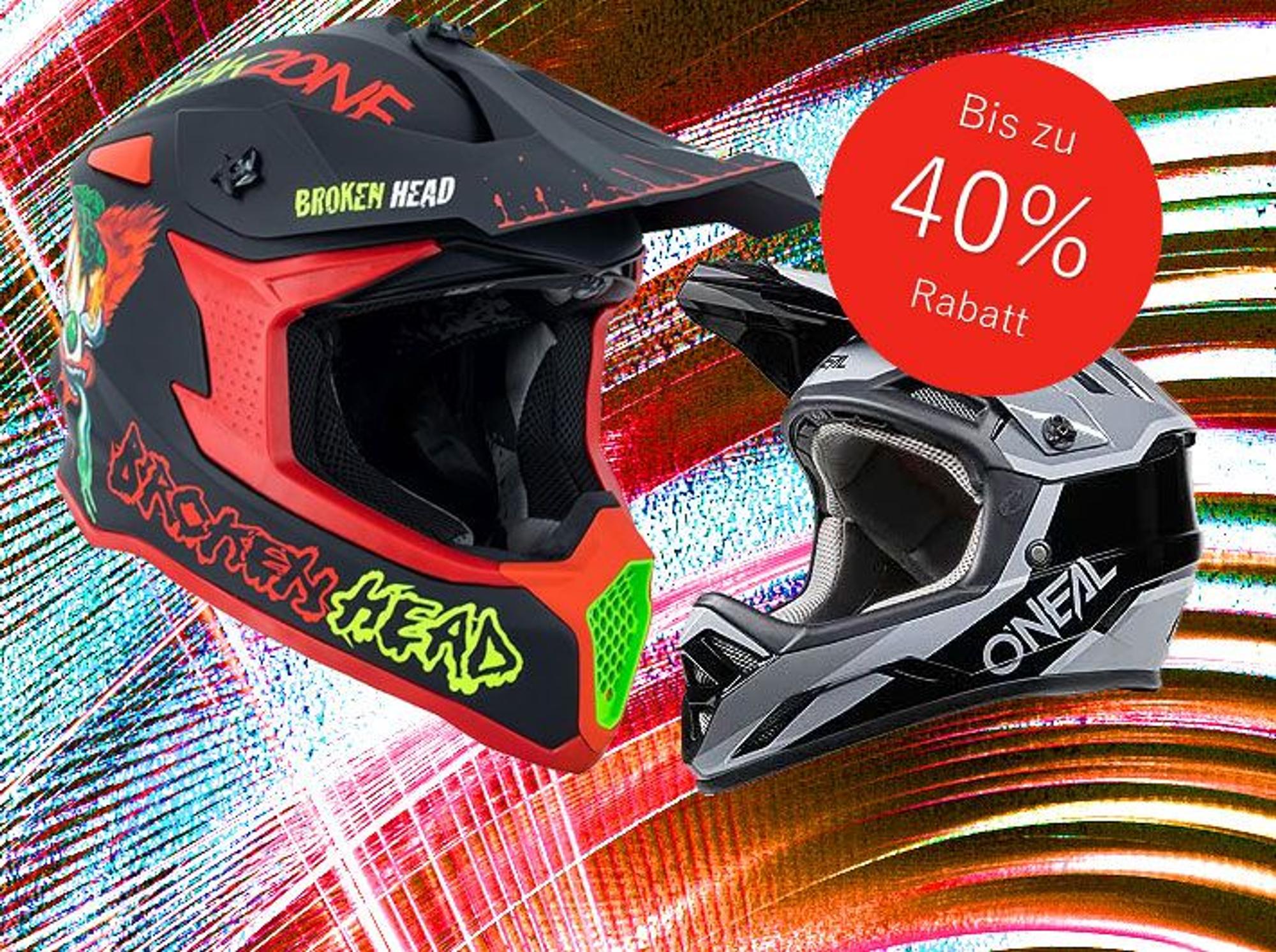 Auf dem Bild sind zwei Motocross Helme abgebildet.