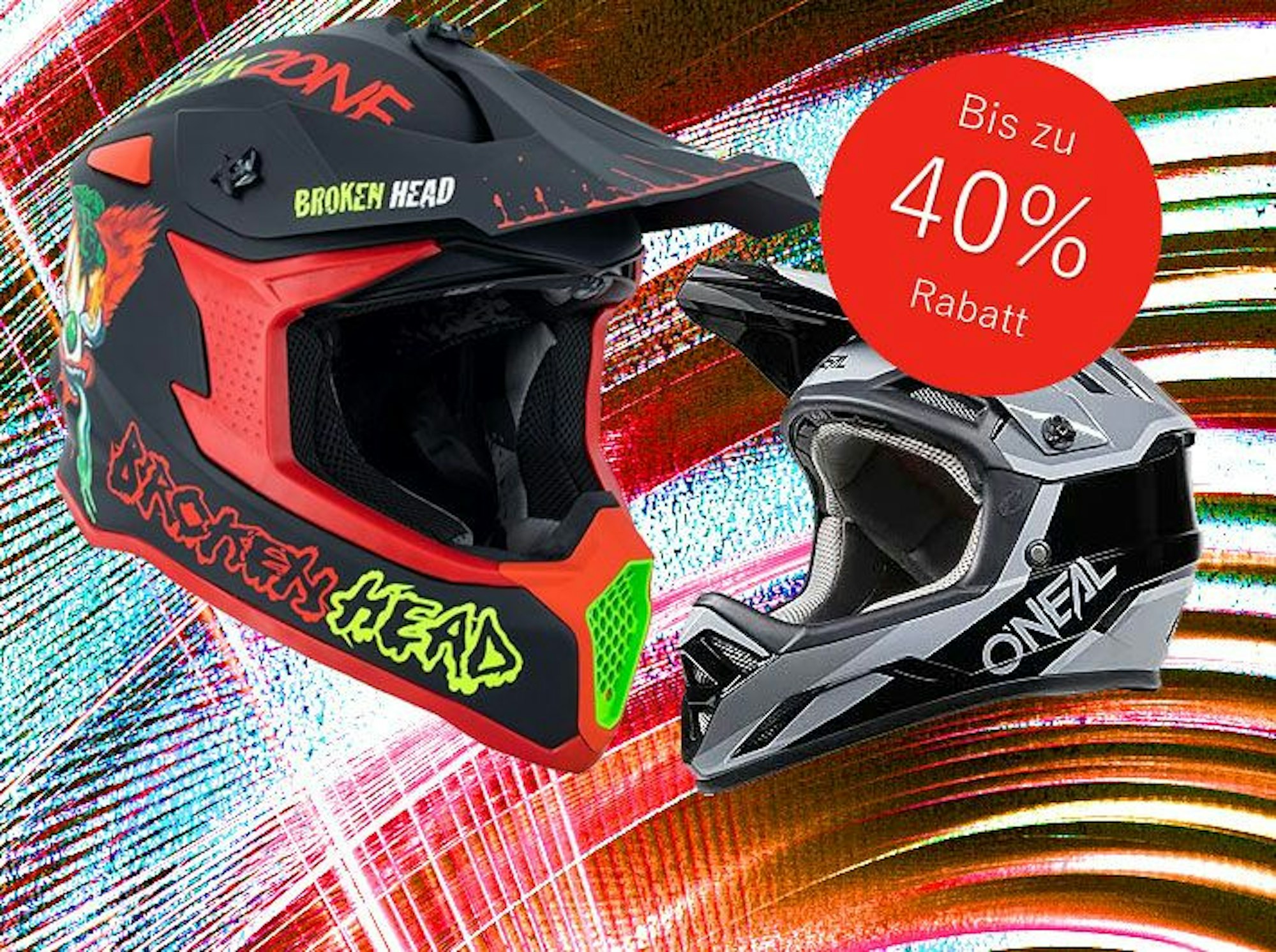 Auf dem Bild sind zwei Motocross Helme abgebildet.