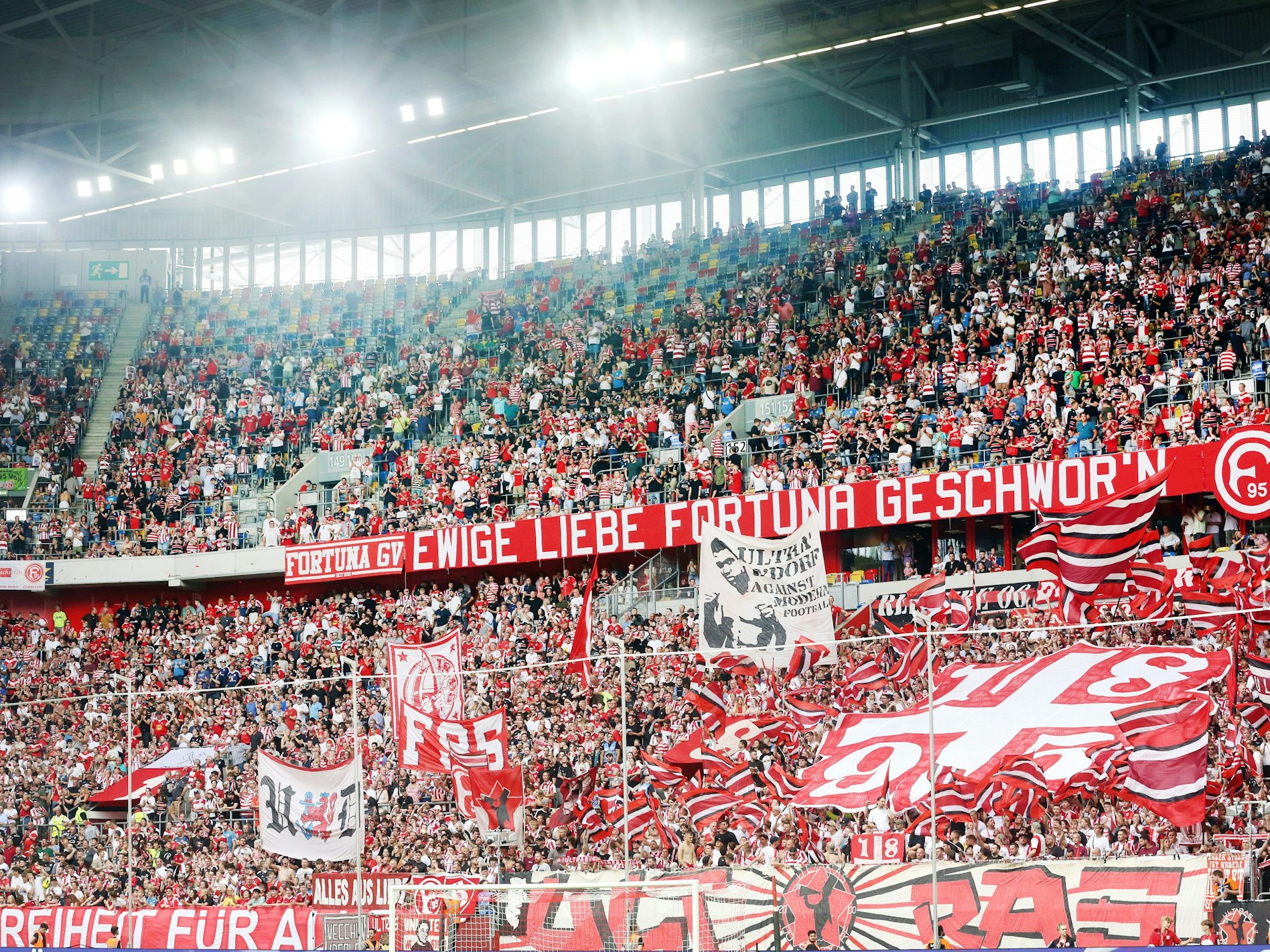 Fans von Fortuna Düsseldorf vor dem Spiel gegen Paderborn.