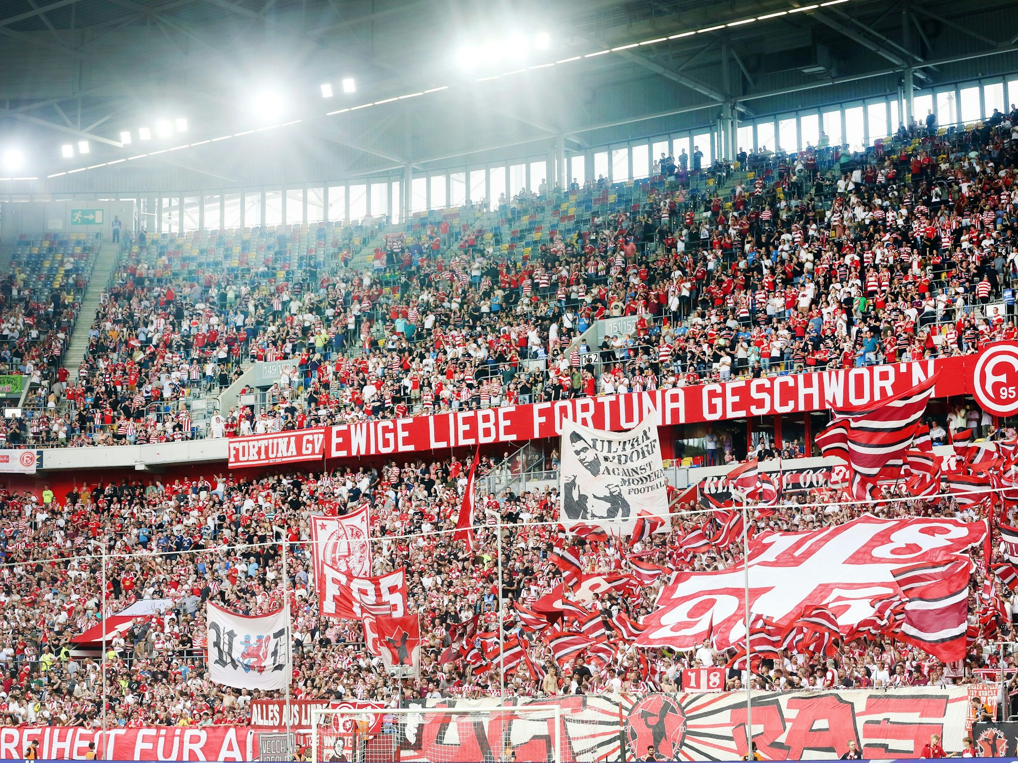 Fans von Fortuna Düsseldorf vor dem Spiel gegen Paderborn.