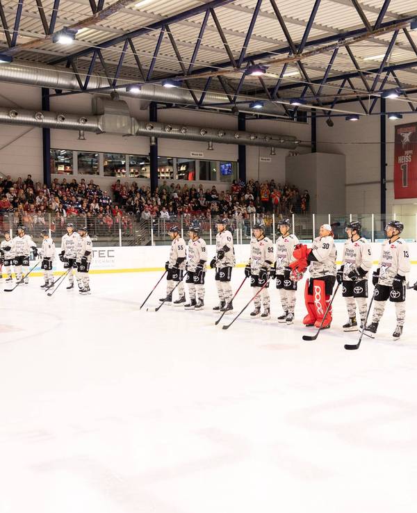 Die Kölner Haie stehen vor dem Spiel in der Kölnarena 2 auf dem Eis bereit.