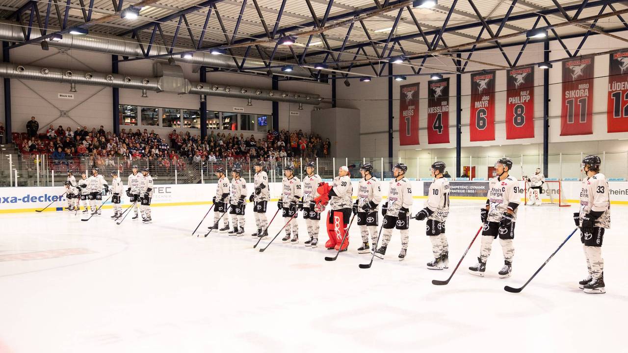 Die Kölner Haie stehen vor dem Spiel in der Kölnarena 2 auf dem Eis bereit.
