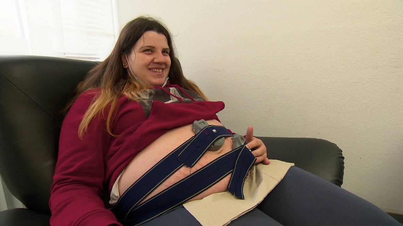 Tiffany sitzt auf einem Sessel.
