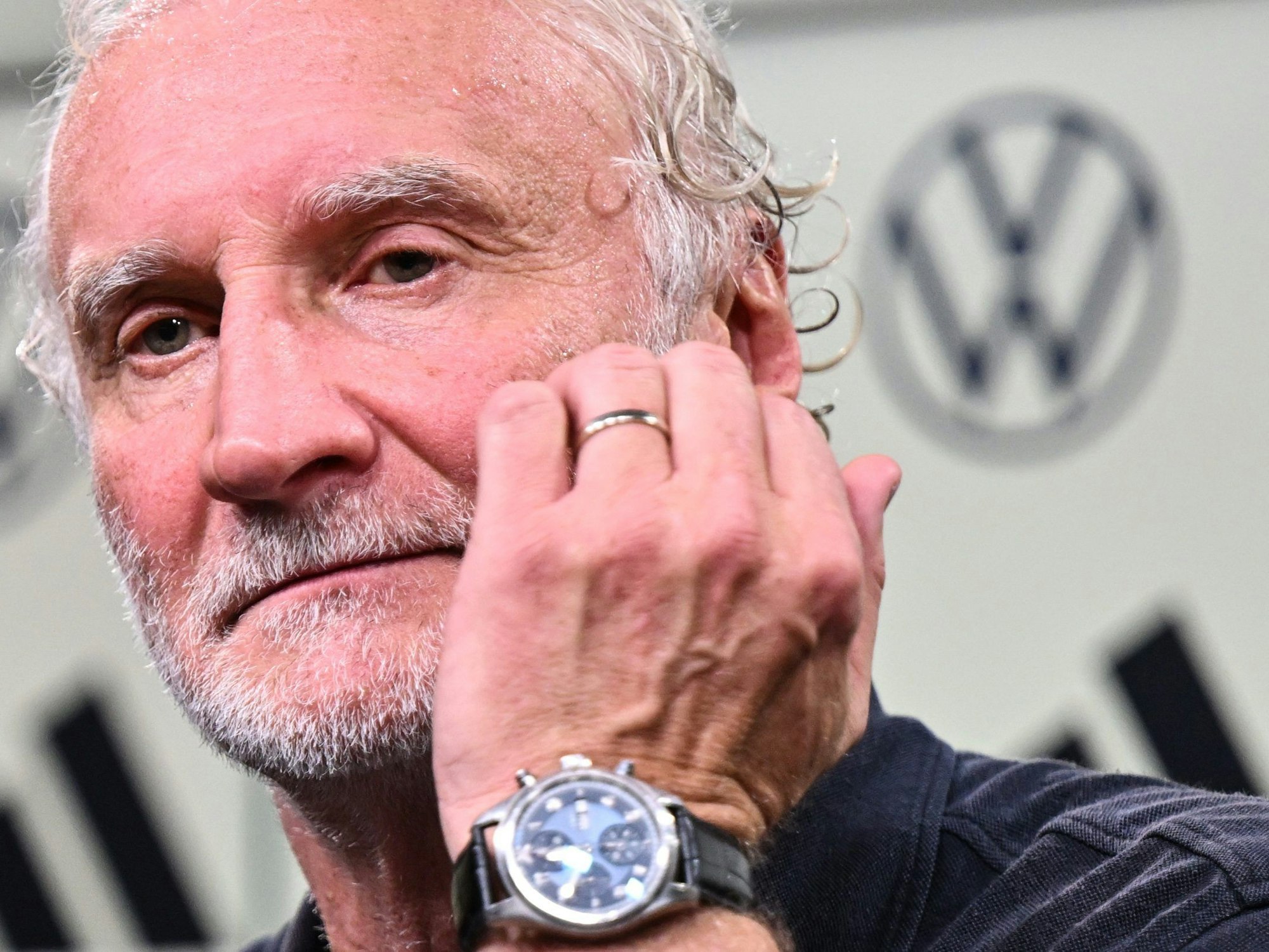 Sichtlich erschöpft sprach Rudi Völler nach dem Frankreich-Spiel auf einer Pressekonferenz.