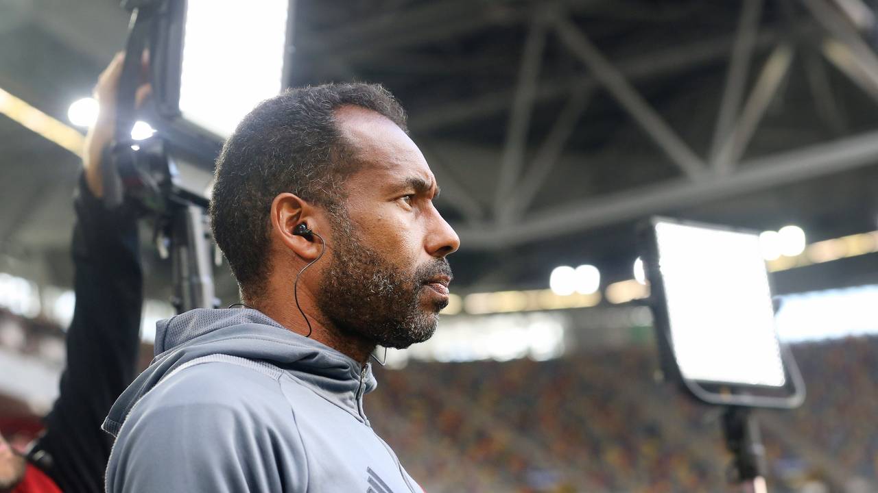 Merkur Spiel-Arena: Düsseldorfs Trainer Daniel Thioune vor Spielbeginn beim Interview.