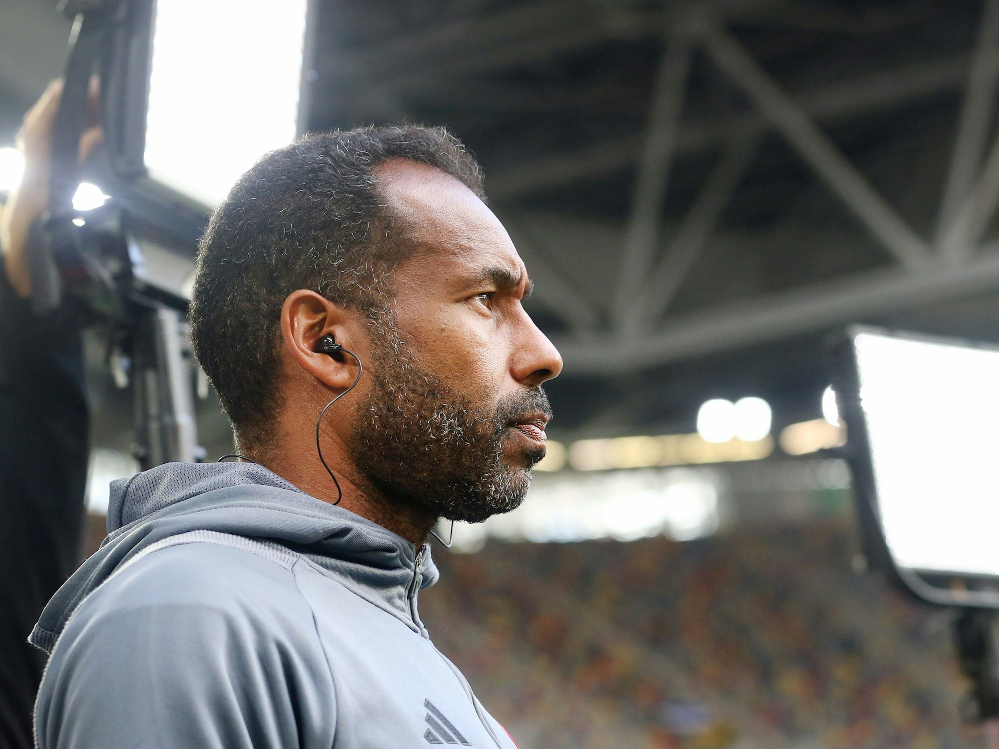 Merkur Spiel-Arena: Düsseldorfs Trainer Daniel Thioune vor Spielbeginn beim Interview.