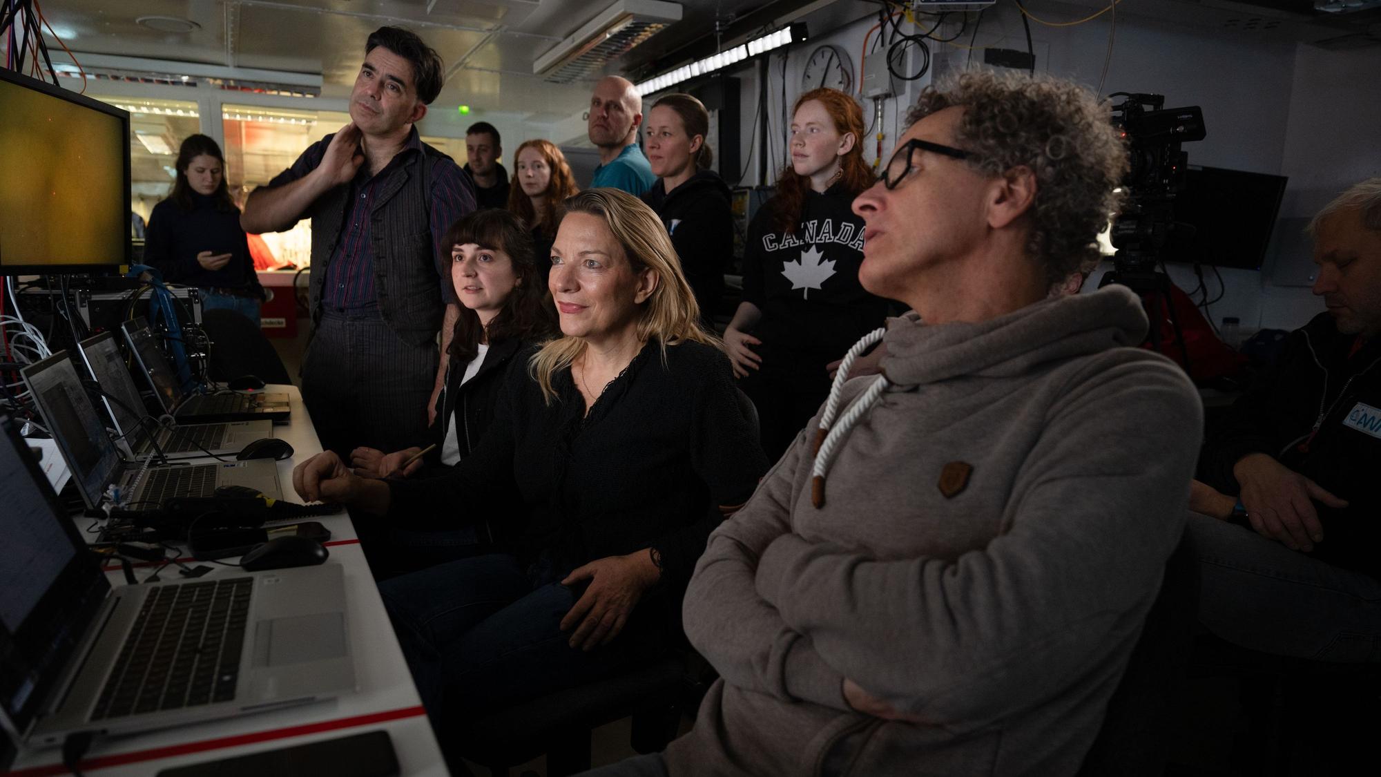 Von Board der „Polarstern“ wird der Meeresboden gefilmt und fotografiert, auf dem Foto befindet sich das Team um Expeditionsleiterin Antje Boetius gerade am Nordpol.