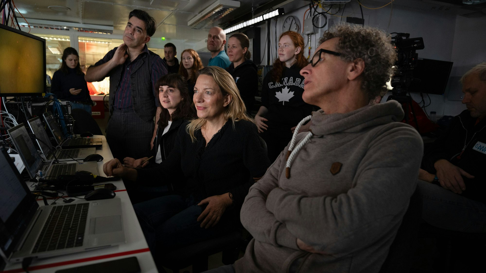 Von Board der „Polarstern“ wird der Meeresboden gefilmt und fotografiert, auf dem Foto befindet sich das Team um Expeditionsleiterin Antje Boetius gerade am Nordpol.