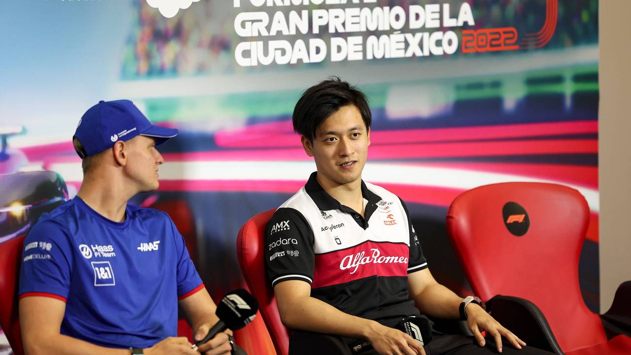 Mercedes-Testpilot Mick Schumacher (l.) gemeinsam mit Alfa-Romeo-Fahrer Zhou Guanyu bei einer Pressekonferenz am 27. Oktober 2022.