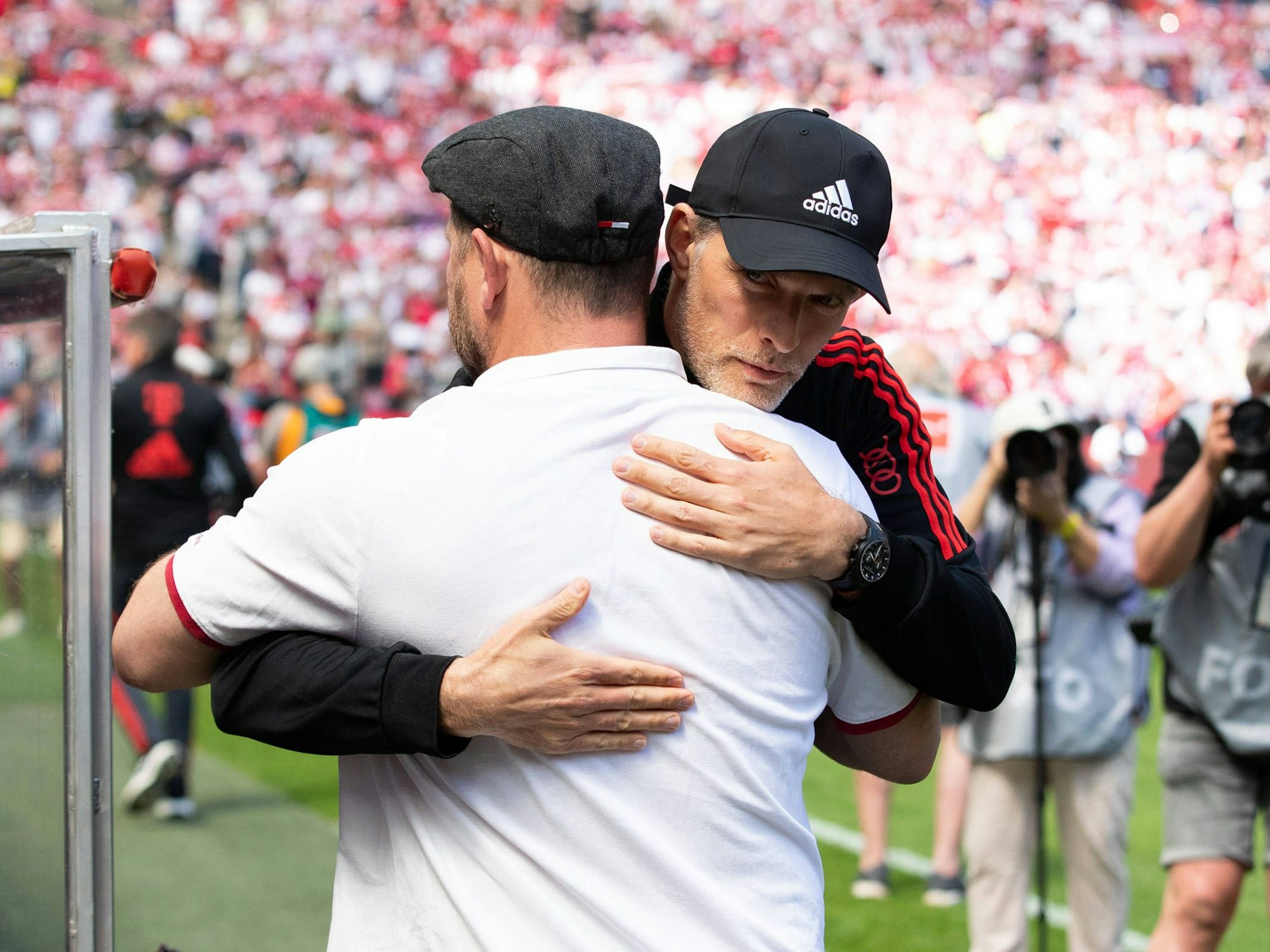 Thomas Tuchel, Trainer des FC Bayern München, umarmt FC-Trainer Steffen Baumgart.