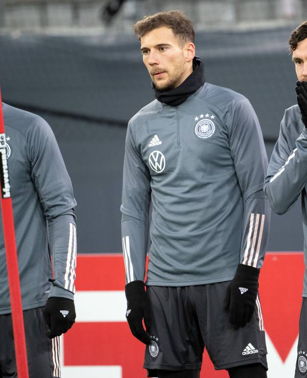 Toni Kroos (l-r), Leon Goretzka und Jonas Hector trainieren in der Merkur Spiel-Arena.
