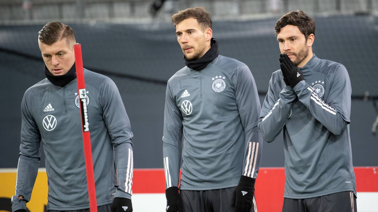 Toni Kroos (l-r), Leon Goretzka und Jonas Hector trainieren in der Merkur Spiel-Arena.