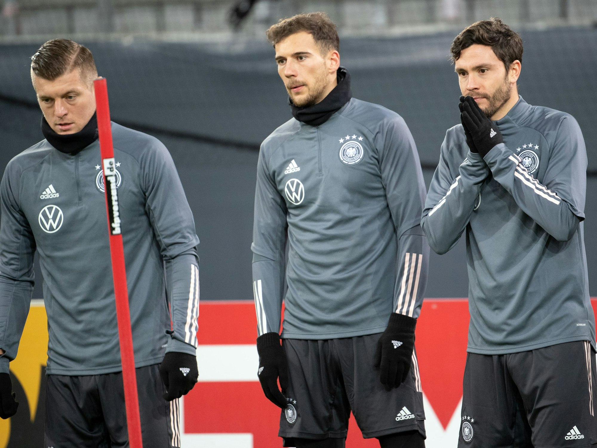 Toni Kroos (l-r), Leon Goretzka und Jonas Hector trainieren in der Merkur Spiel-Arena.