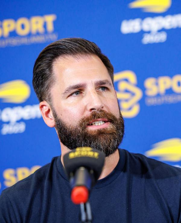 Björn Beinhauer, Geschäftsführer von Sportdeutschland.TV, spricht auf der Pressekonferenz.