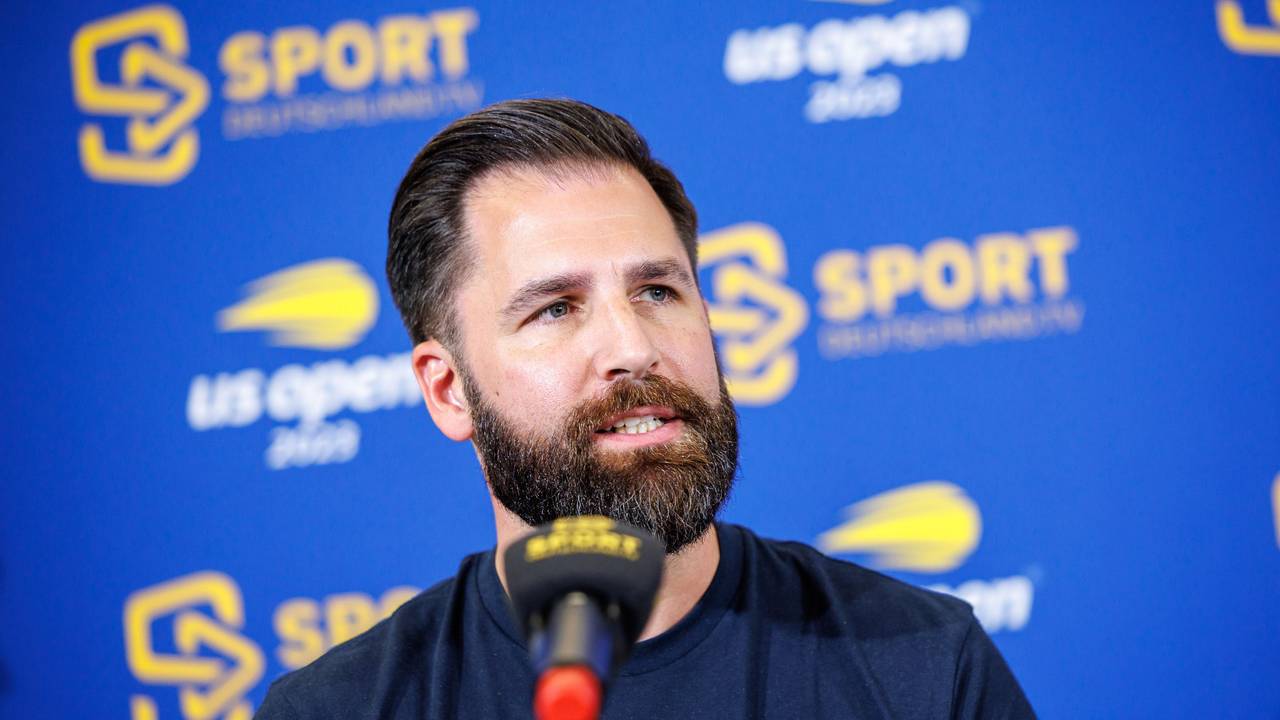Björn Beinhauer, Geschäftsführer von Sportdeutschland.TV, spricht auf der Pressekonferenz.