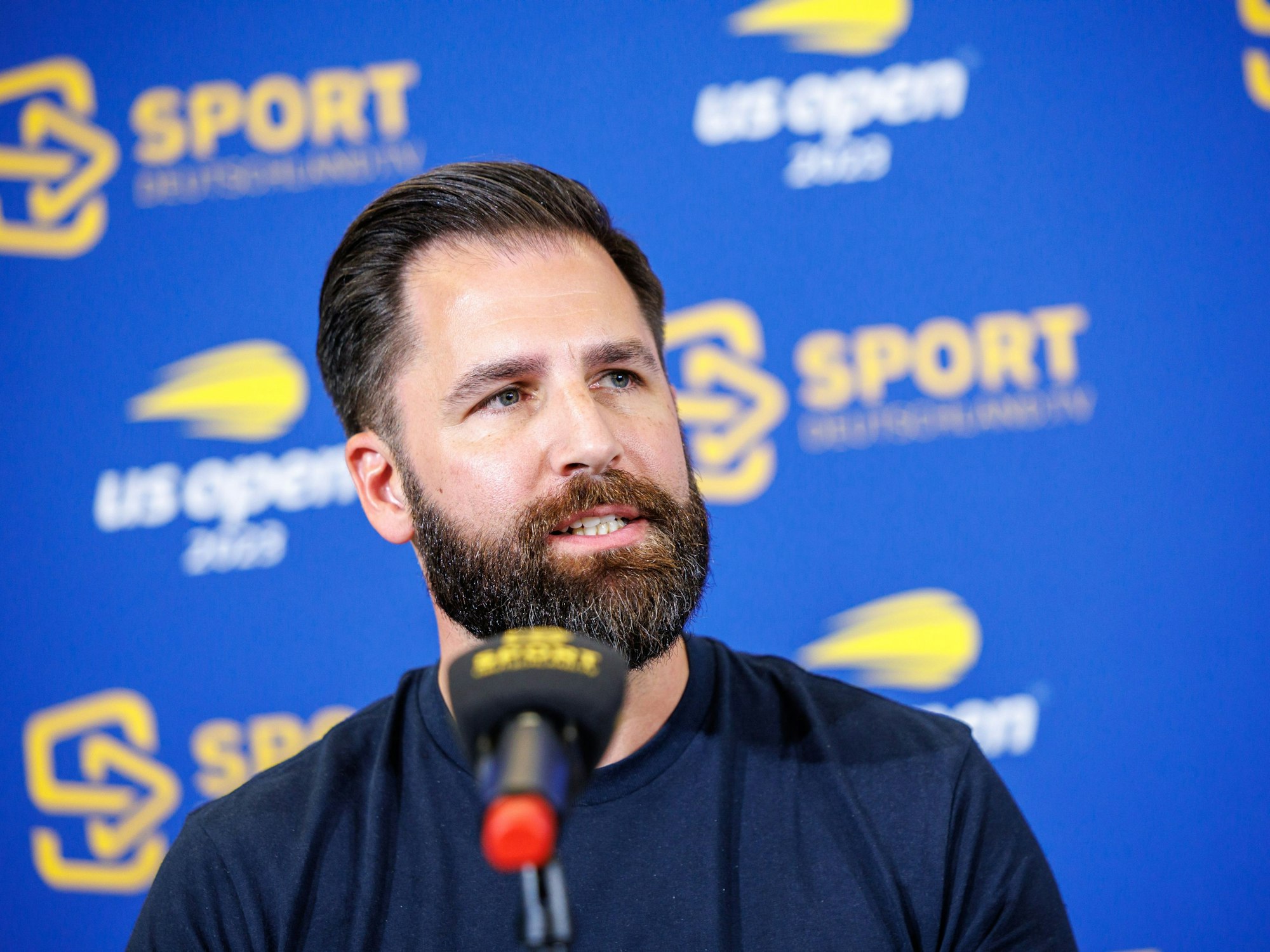 Björn Beinhauer, Geschäftsführer von Sportdeutschland.TV, spricht auf der Pressekonferenz.