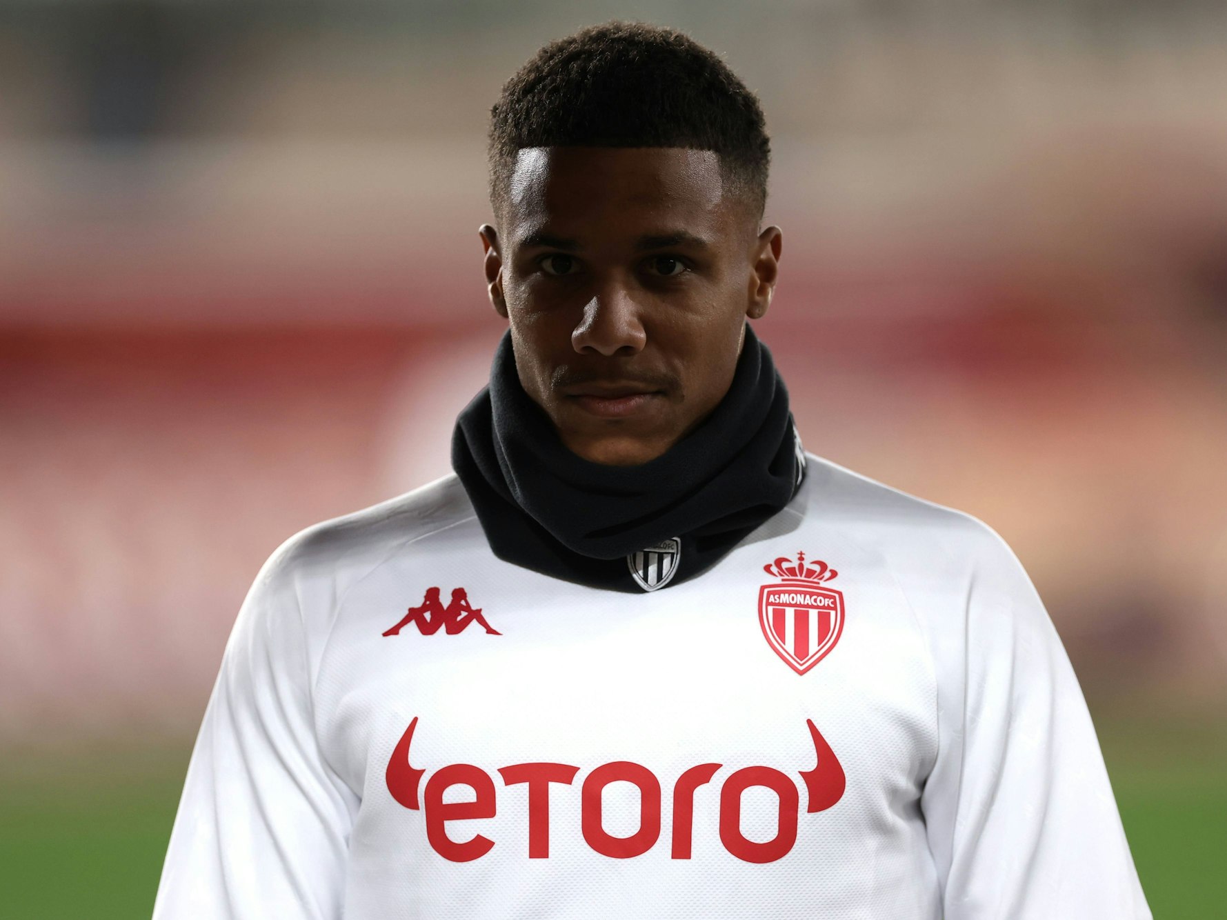 Ismail Jakobs macht sich bei einem Monaco-Spiel warm.