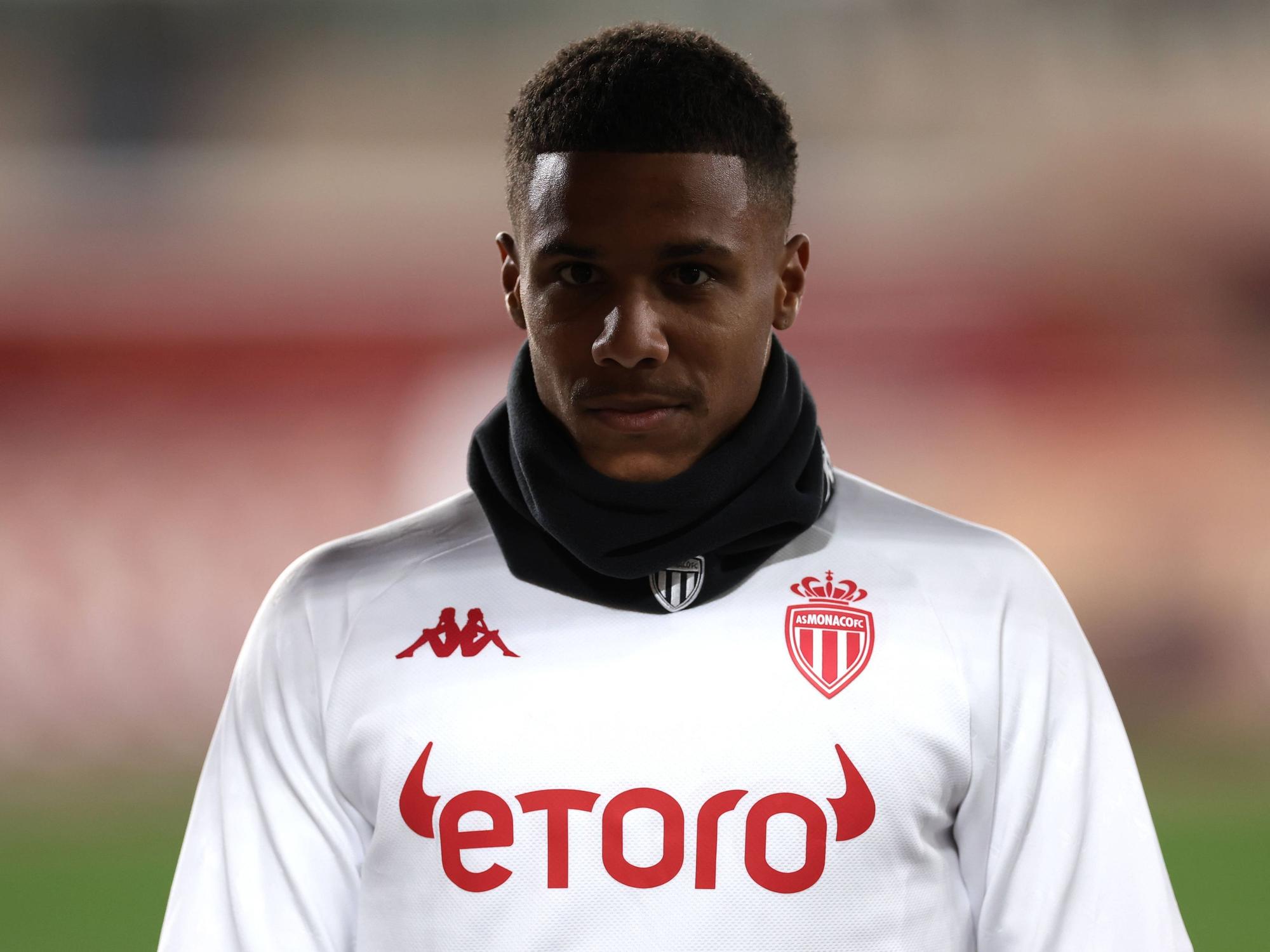 Ismail Jakobs macht sich bei einem Monaco-Spiel warm.