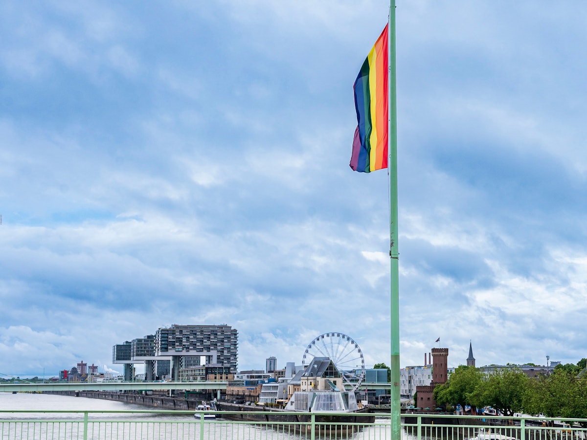 Eine Regenbogenfahne hängt auf der Deutzer Brücke in der Kölner Innenstadt.