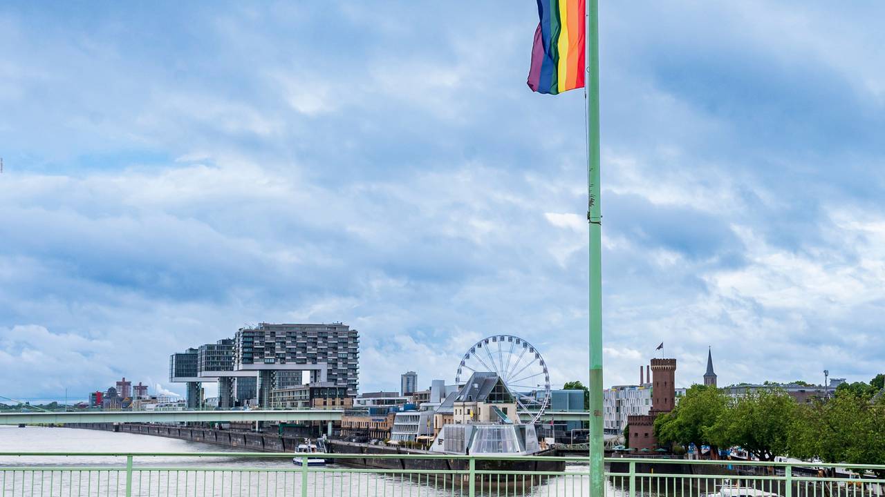 Eine Regenbogenfahne hängt auf der Deutzer Brücke in der Kölner Innenstadt.