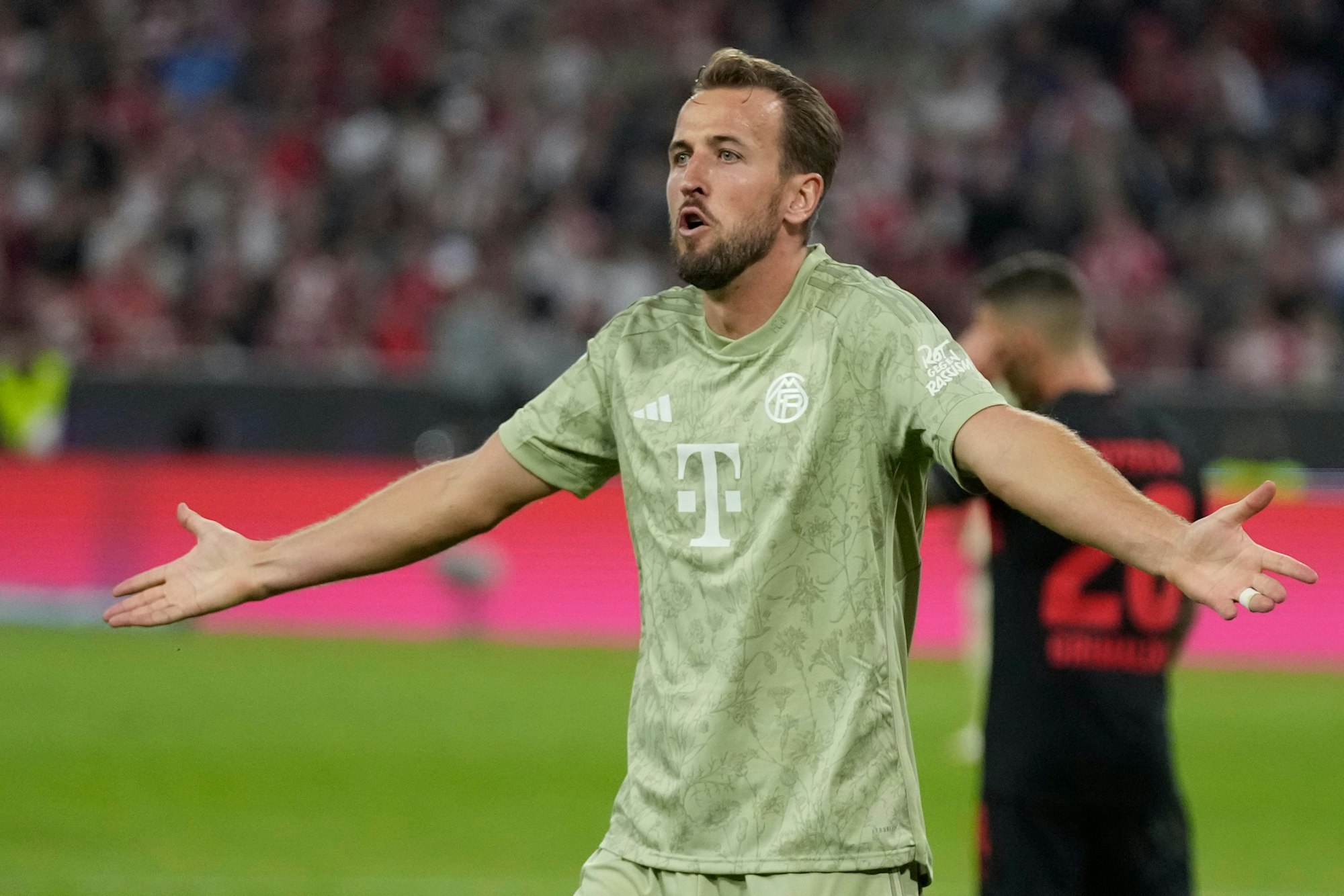 Bayerns Harry Kane breitet die Arme aus.