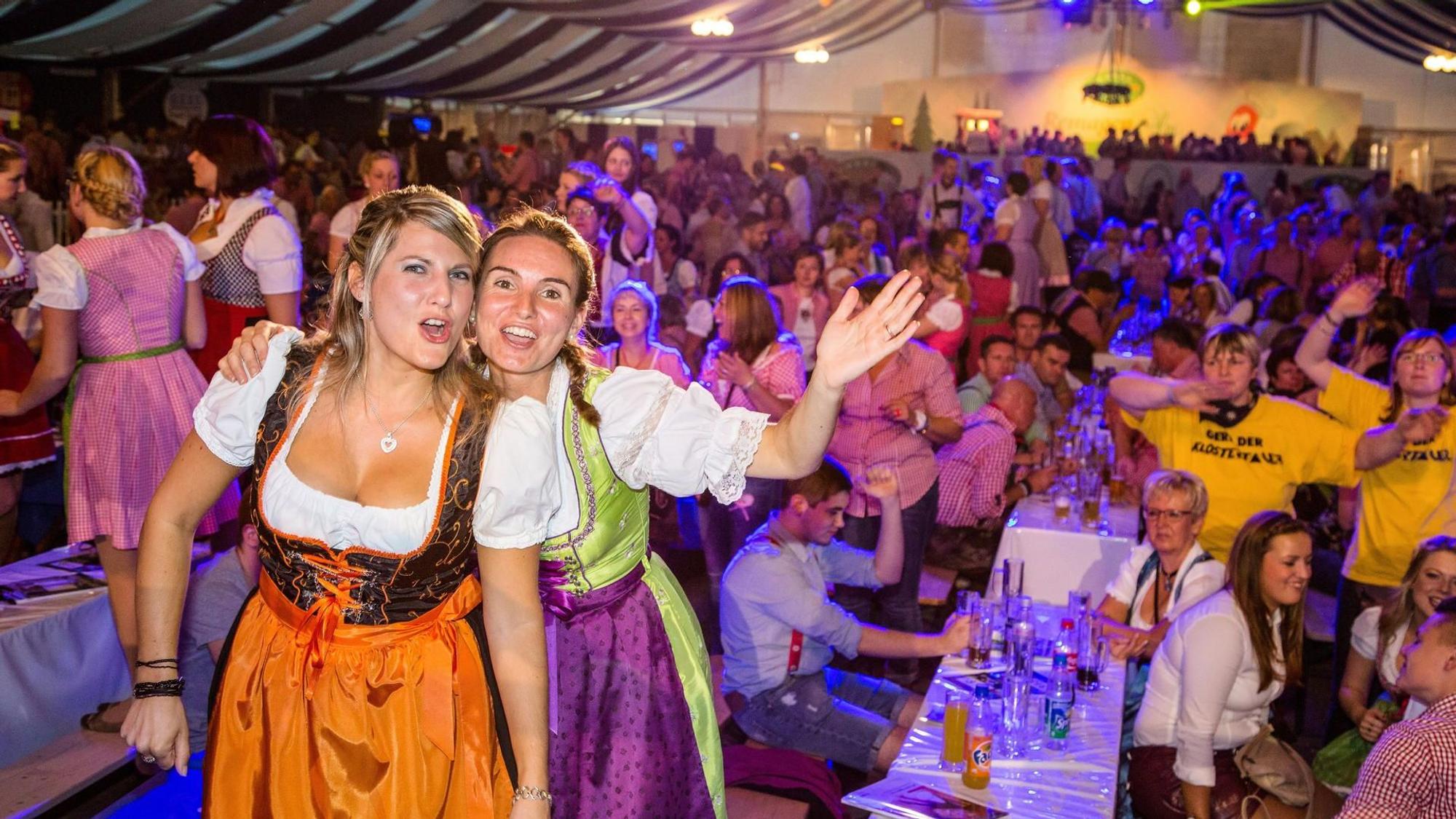 Feiernde beim Kölner Oktoberfest am Südstadion.