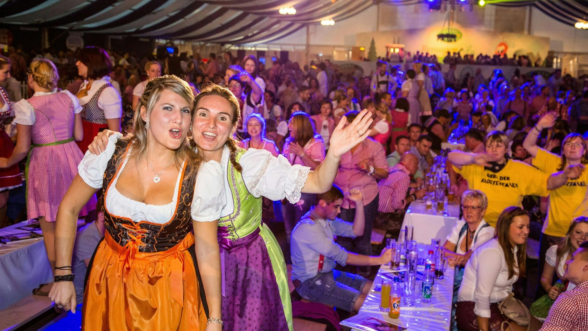 Feiernde beim Kölner Oktoberfest am Südstadion.