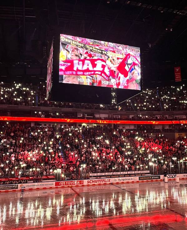 Das Publikum beim DEL-Auftakt zwischen den Kölner Haien und den Nürnberg Ice Tigers in der Lanxess-Arena.