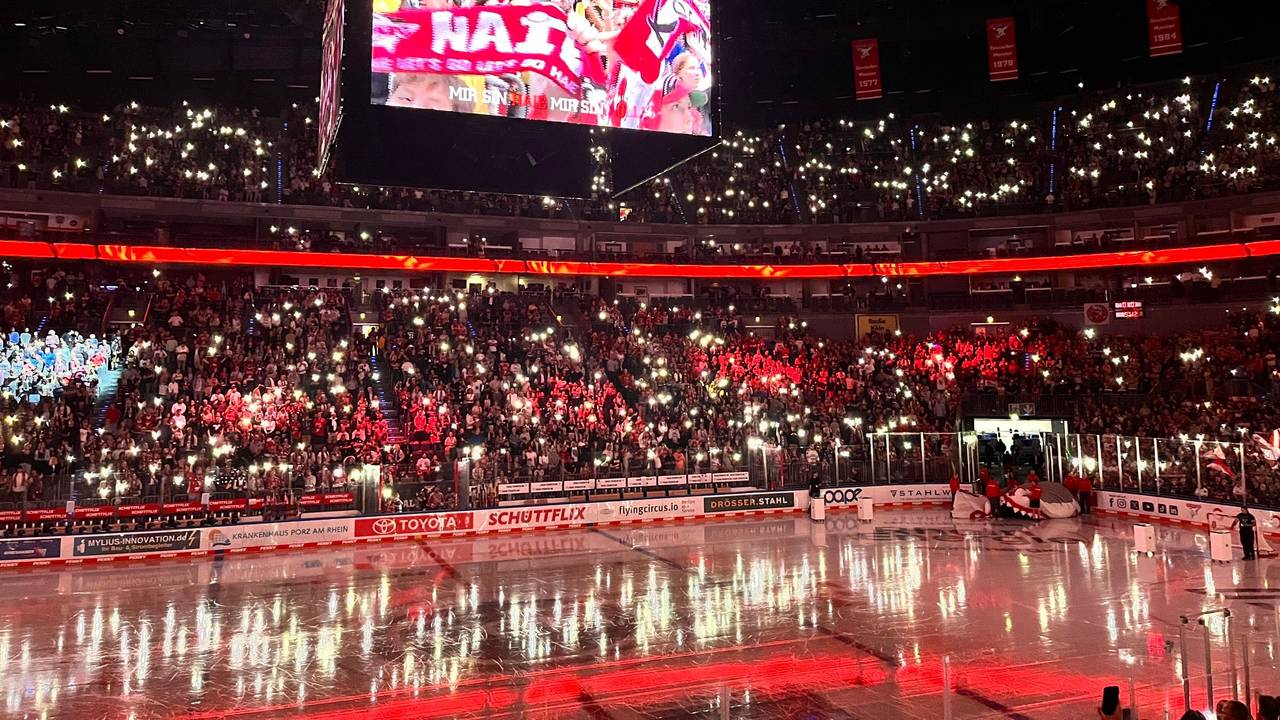 Das Publikum beim DEL-Auftakt zwischen den Kölner Haien und den Nürnberg Ice Tigers in der Lanxess-Arena.