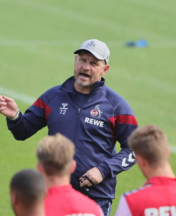 Steffen Baumgart hält eine Ansprache im Training.