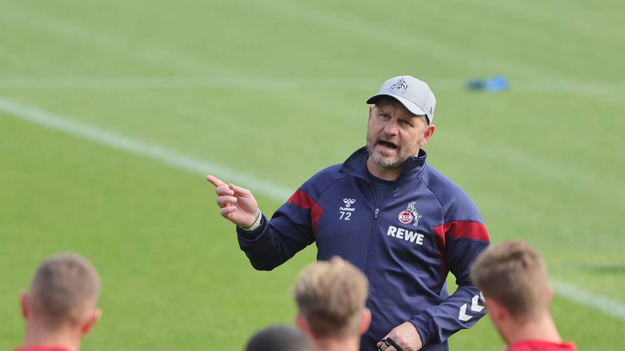 Steffen Baumgart hält eine Ansprache im Training.