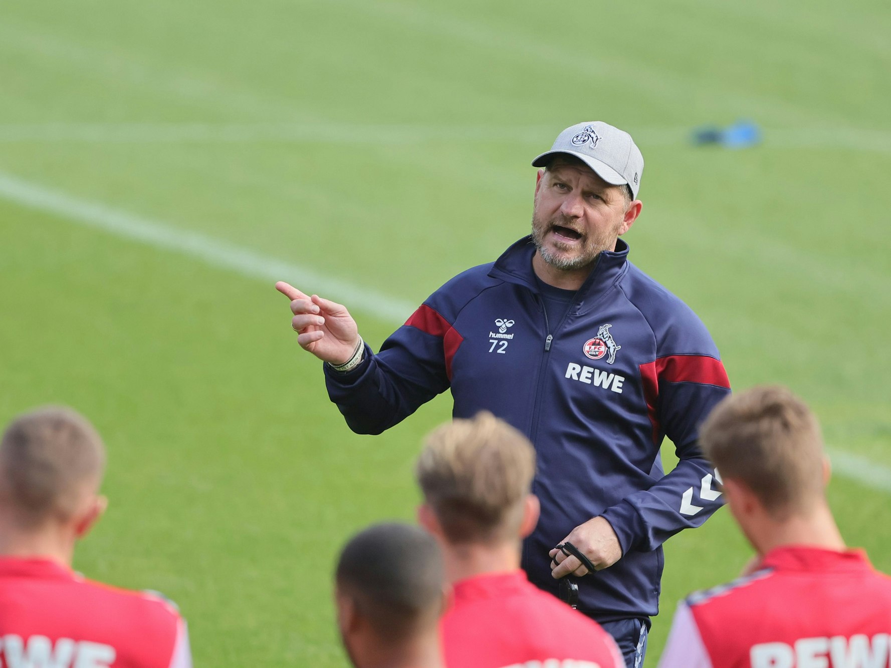 Steffen Baumgart hält eine Ansprache im Training.