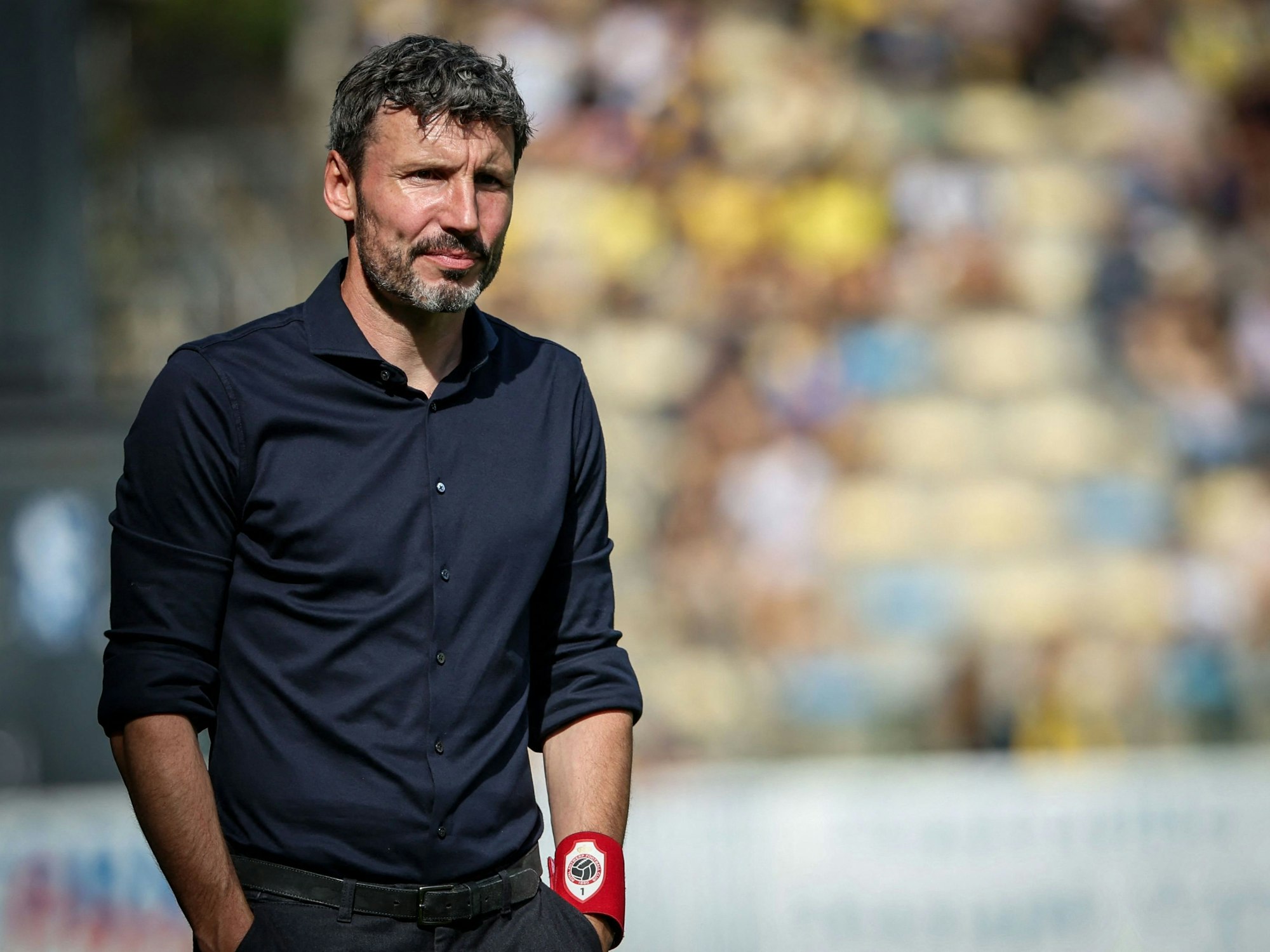 Mark van Bommel im Hemd am Seitenrand.