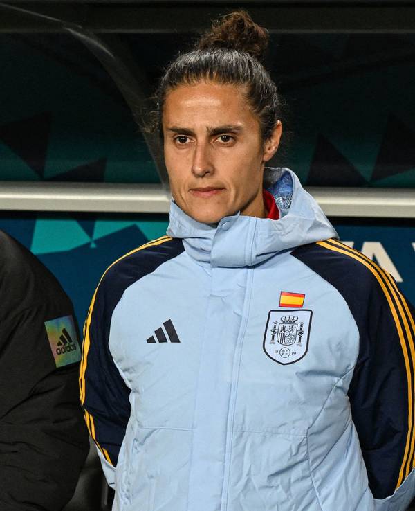Spaniens Trainer Jorge Vilda und Assistzenztrainerin Montse Tome verfolgen ein WM-Spiel von der Seitenlinie.