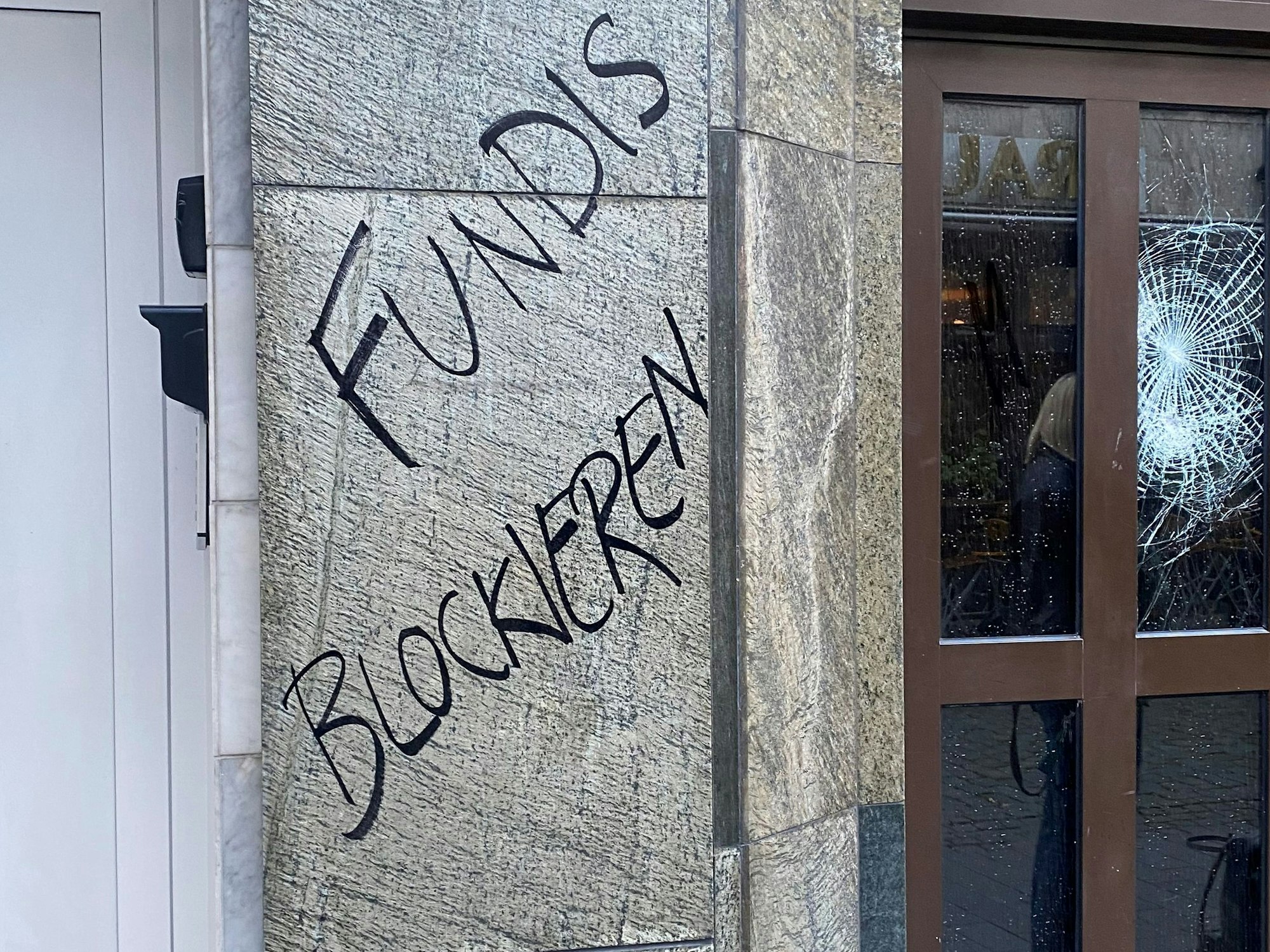 Geschäftsstelle der Kölner CDU wurde beschmiert und beschädigt.