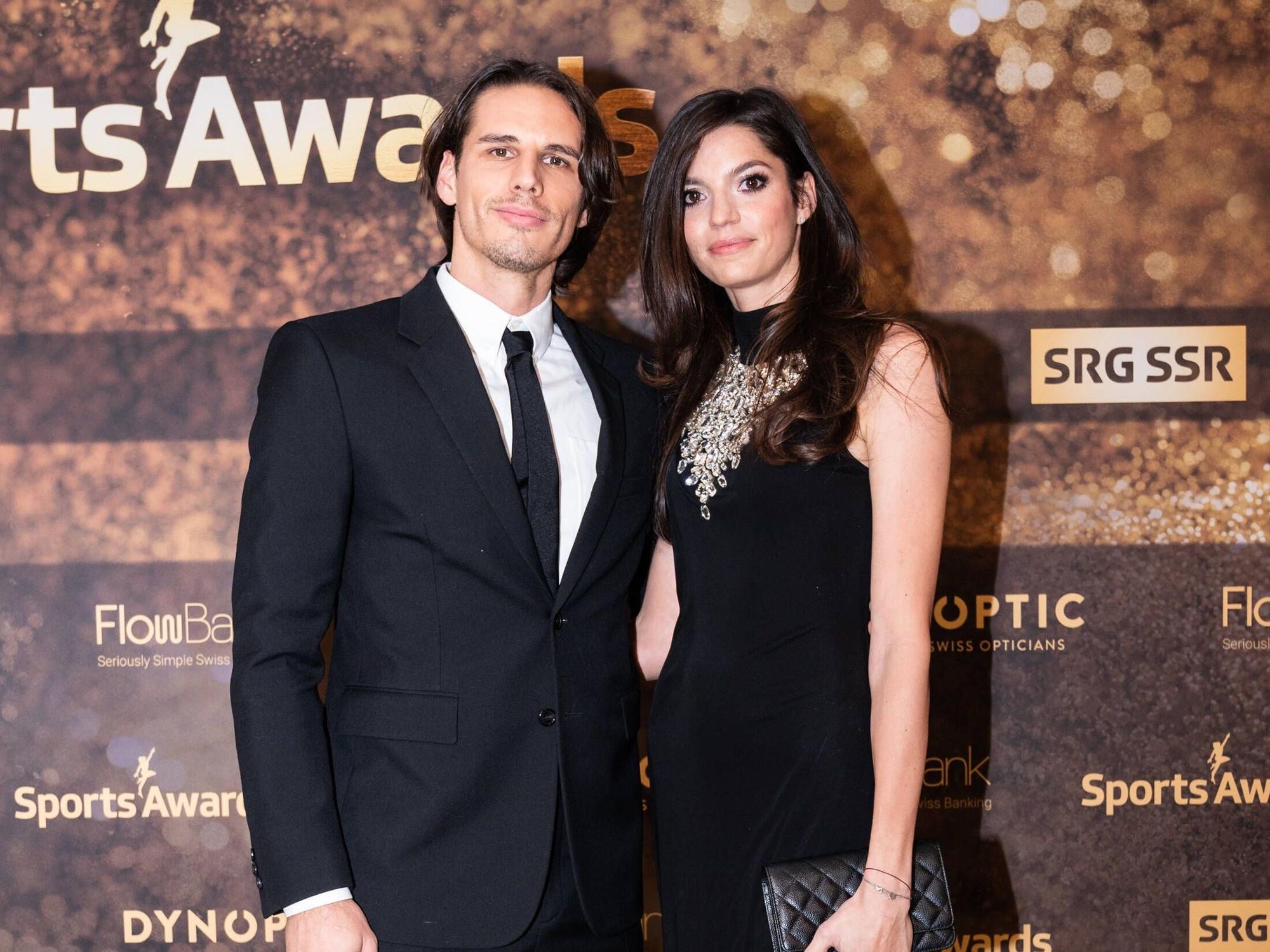 Yann Sommer und Ehefrau Alina posieren bei einer Veranstaltung für ein gemeinsames Foto.