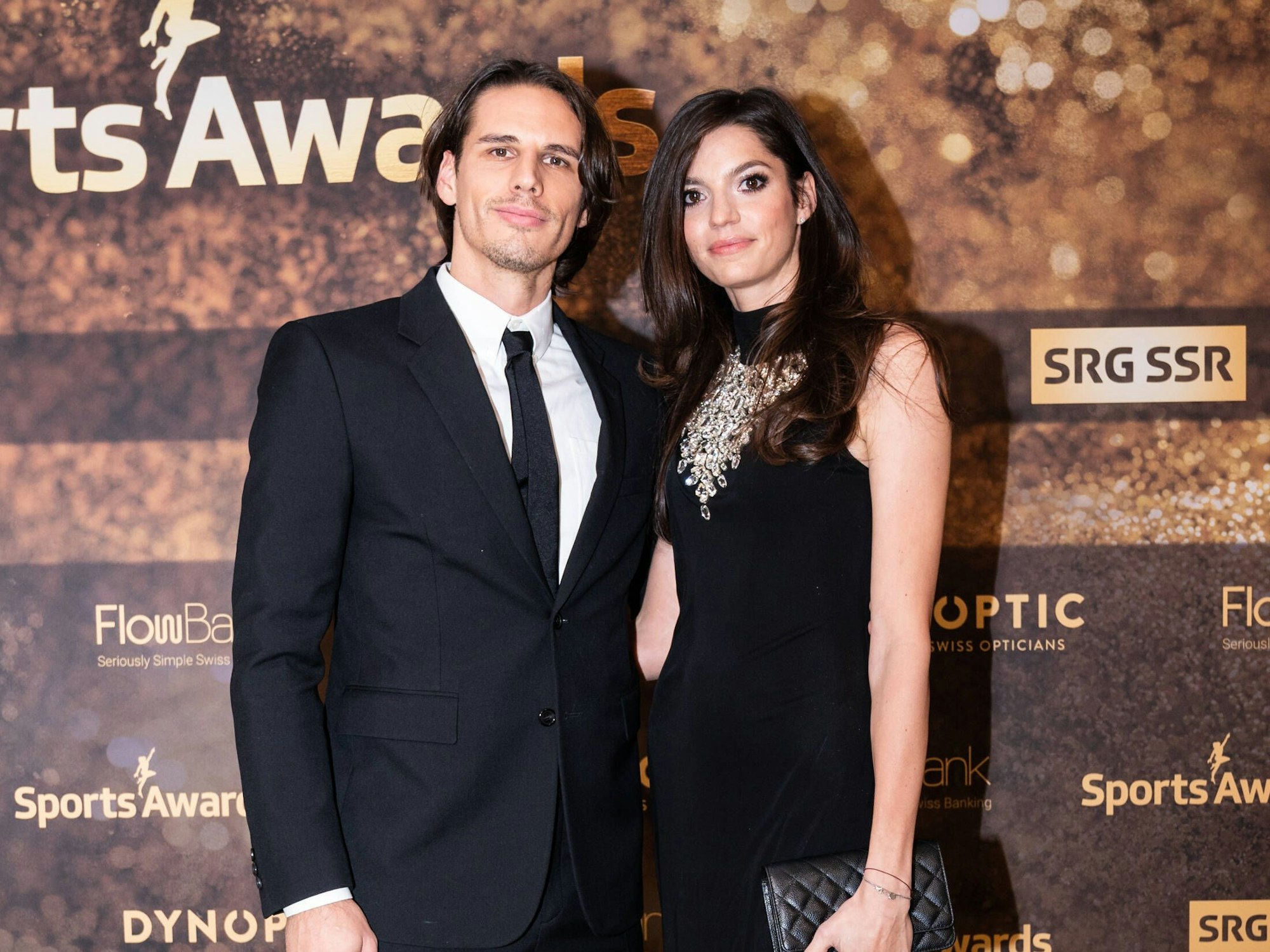 Yann Sommer und Ehefrau Alina posieren bei einer Veranstaltung für ein gemeinsames Foto.